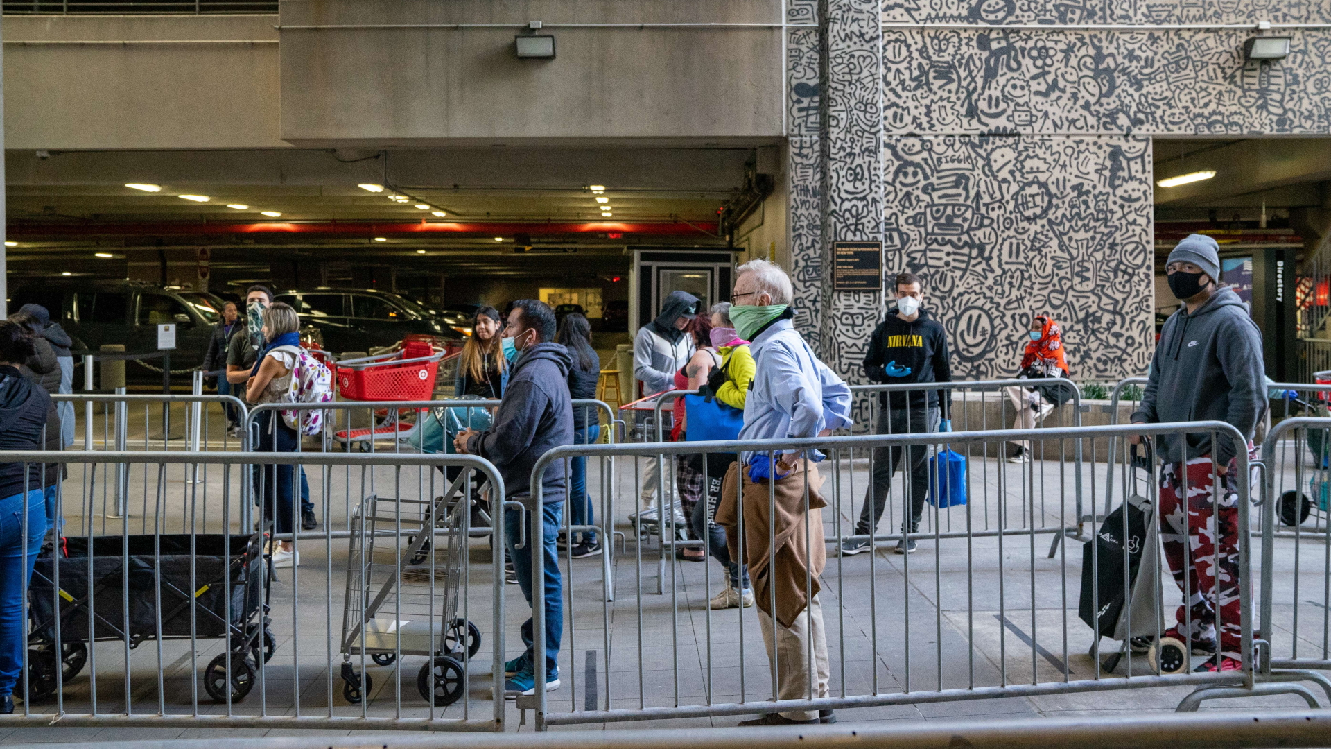 Anwohner von New York stehen vor einem Supermarkt Schlange | AFP