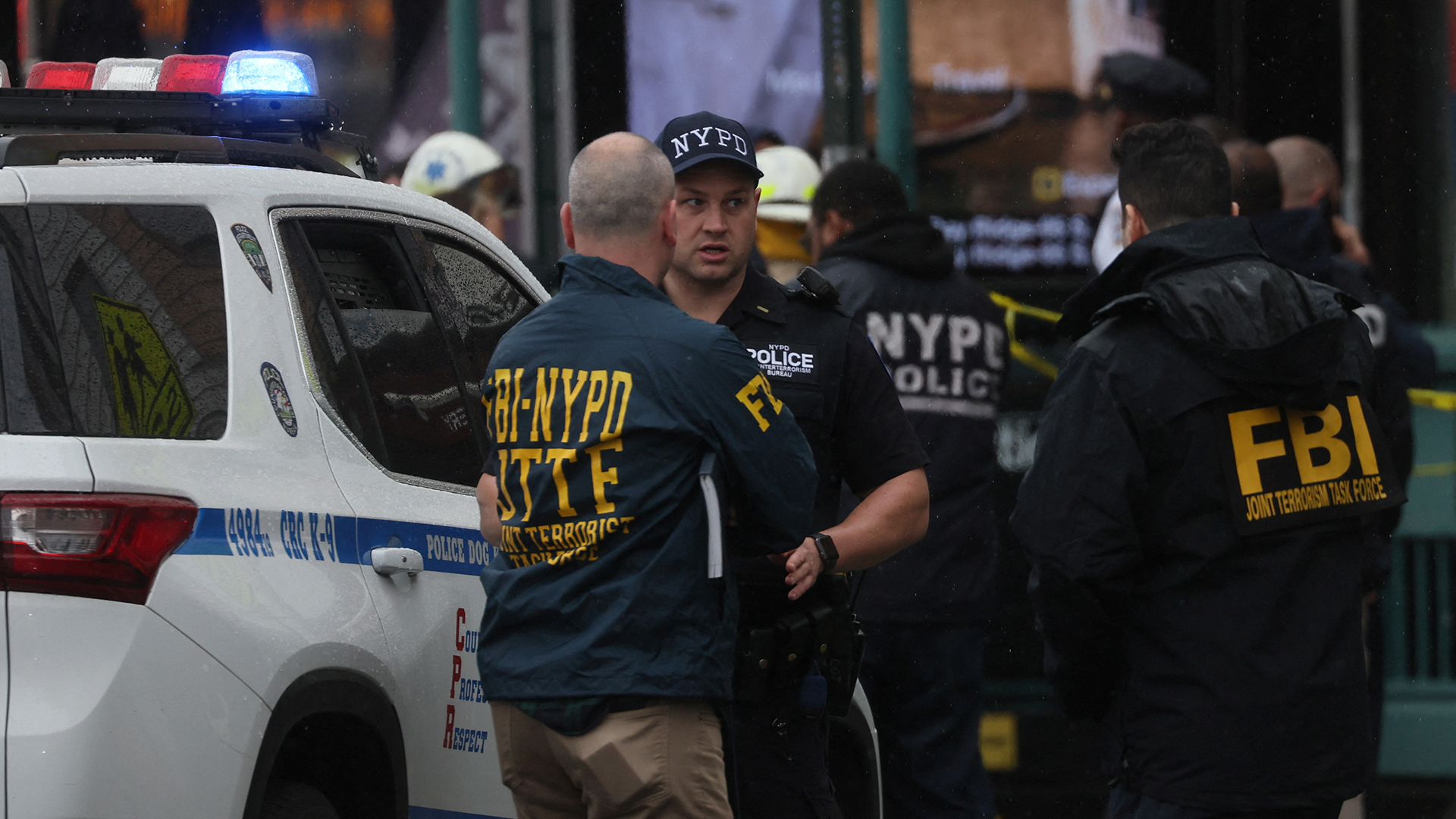 Polizeibeamte arbeiten in der Nähe des Schauplatzes einer Schießerei in einer U-Bahn-Station im Stadtteil Brooklyn von New York City. | REUTERS