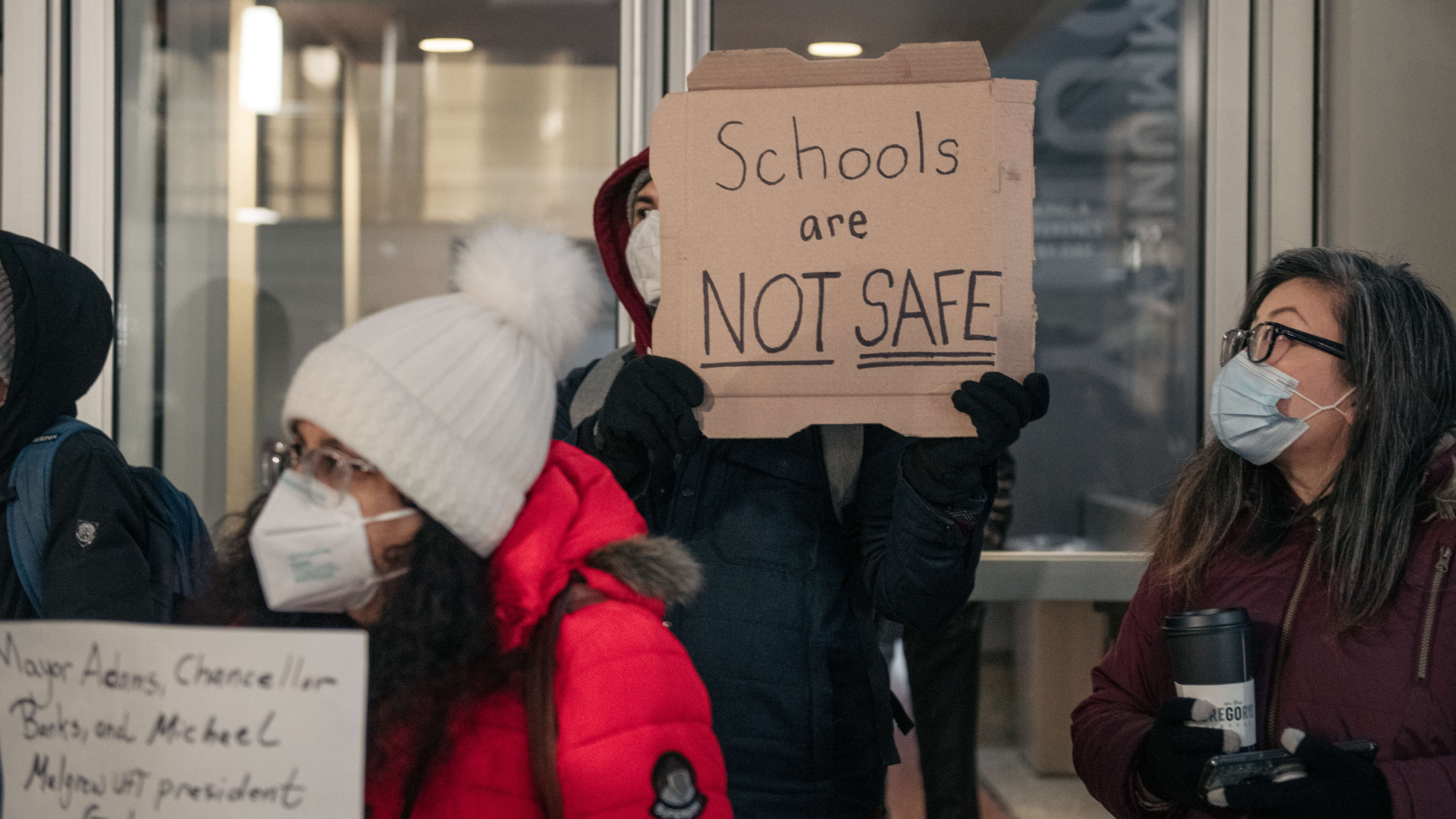 "Die Schulen sind nicht sicher", steht auf einem Protestschild, dass eine Frau in New York hochhält."Die Schulen sind nicht sicher", steht auf einem Protestschild, dass eine Frau in New York hochhält. | AFP