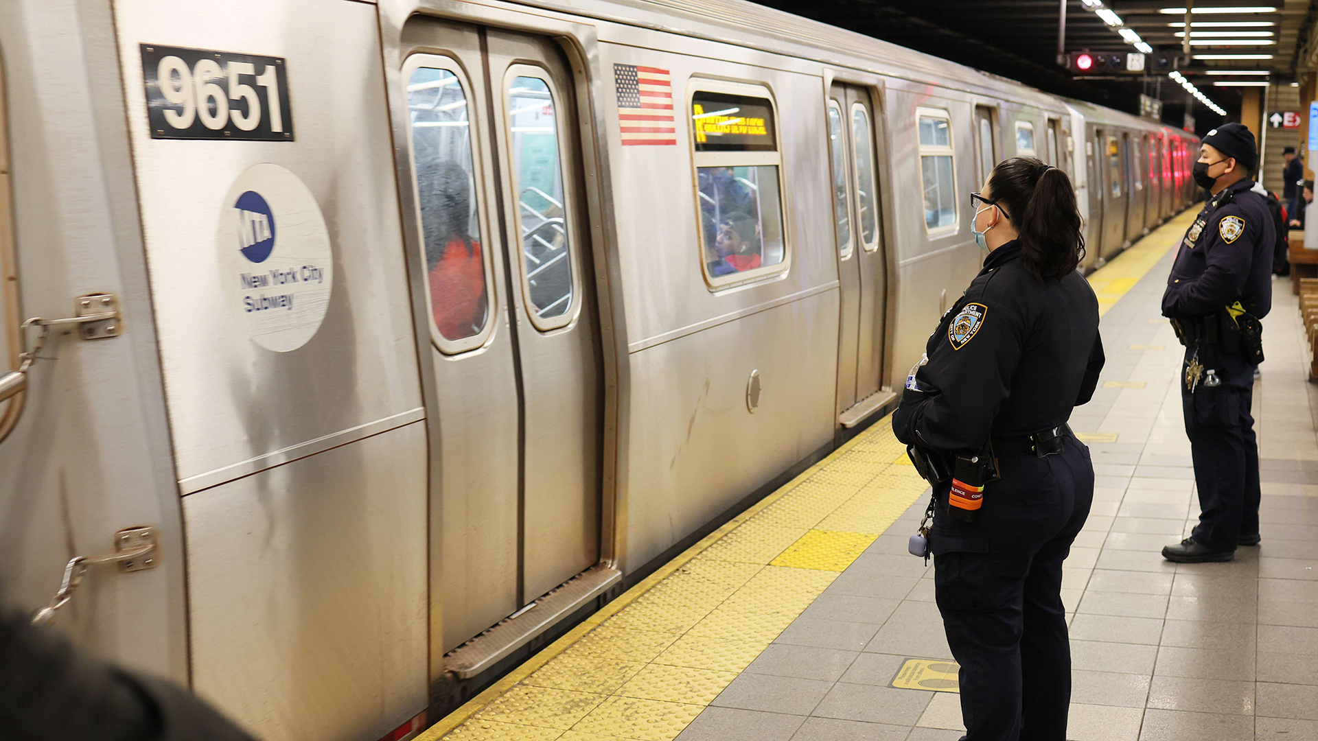 Polizisten stehen auf einem Bahnsteig der U-Bahn in New York. | AFP
