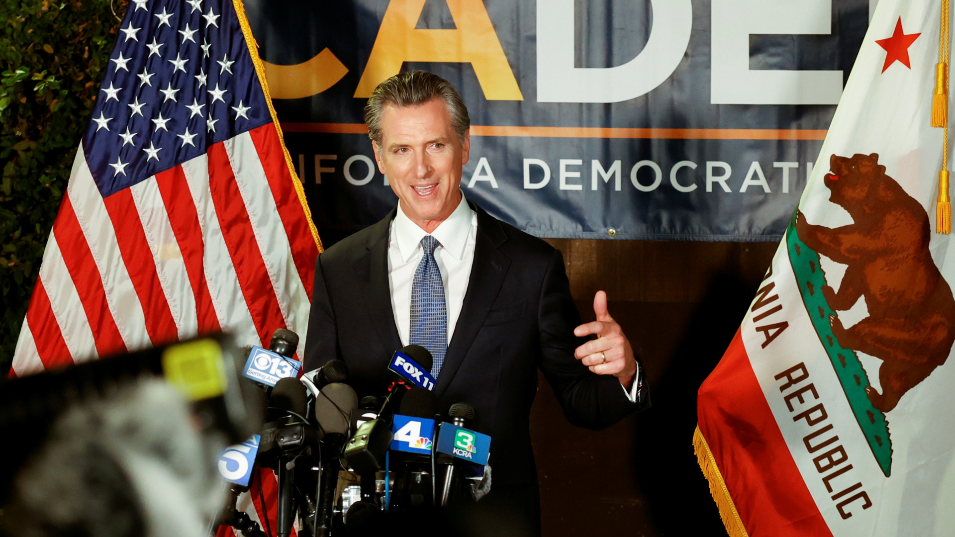 Kaliforniens Gouverneur News freut sich über seinen Sieg beim "Recall"