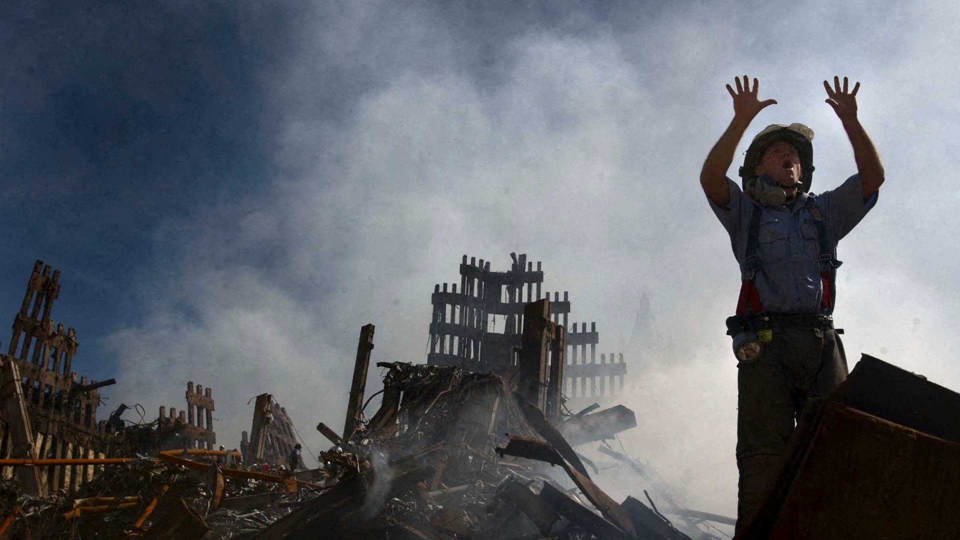 Ein Feuerwehrmann steht am 15.9.2001 in den rauchenden Trümmern des World Trade Center in New York (USA) | AFP
