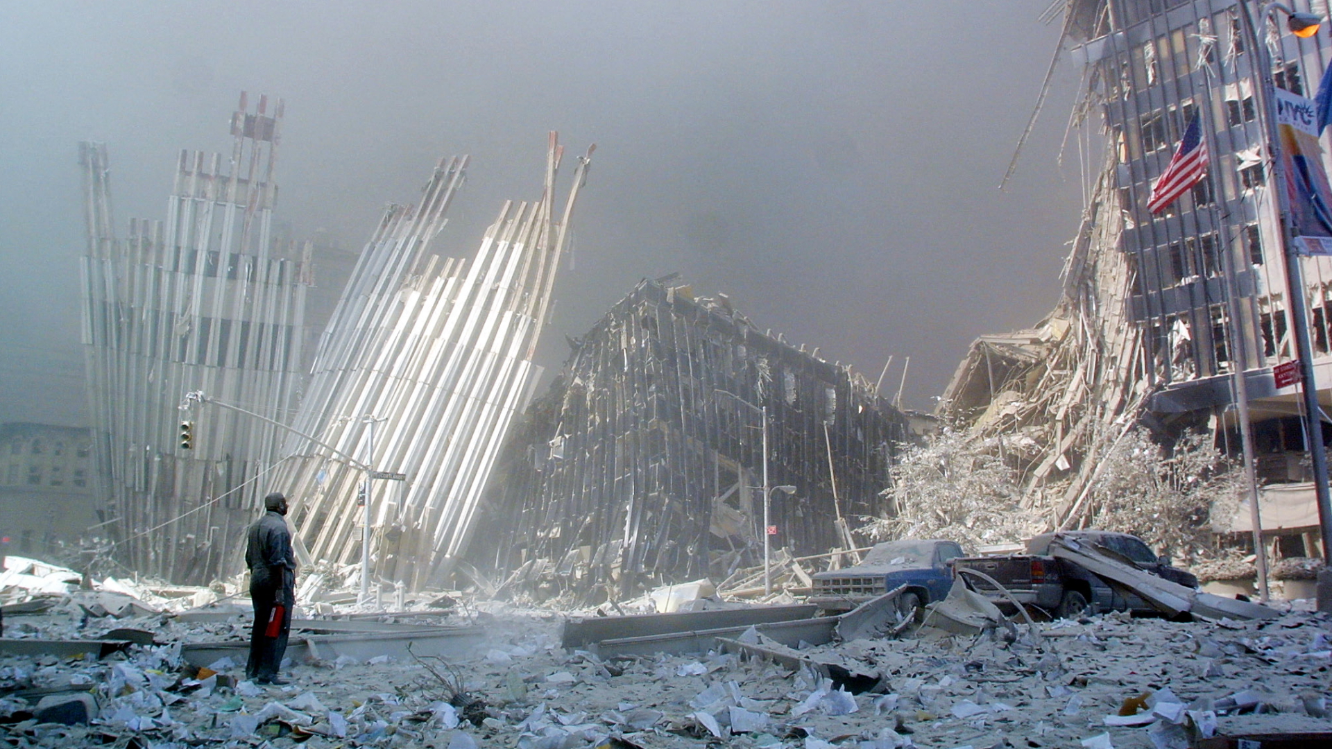 Ein Mann steht am 11.9.2001 auf den Trümmer des World Trade Center und sucht nach Opfern | AFP