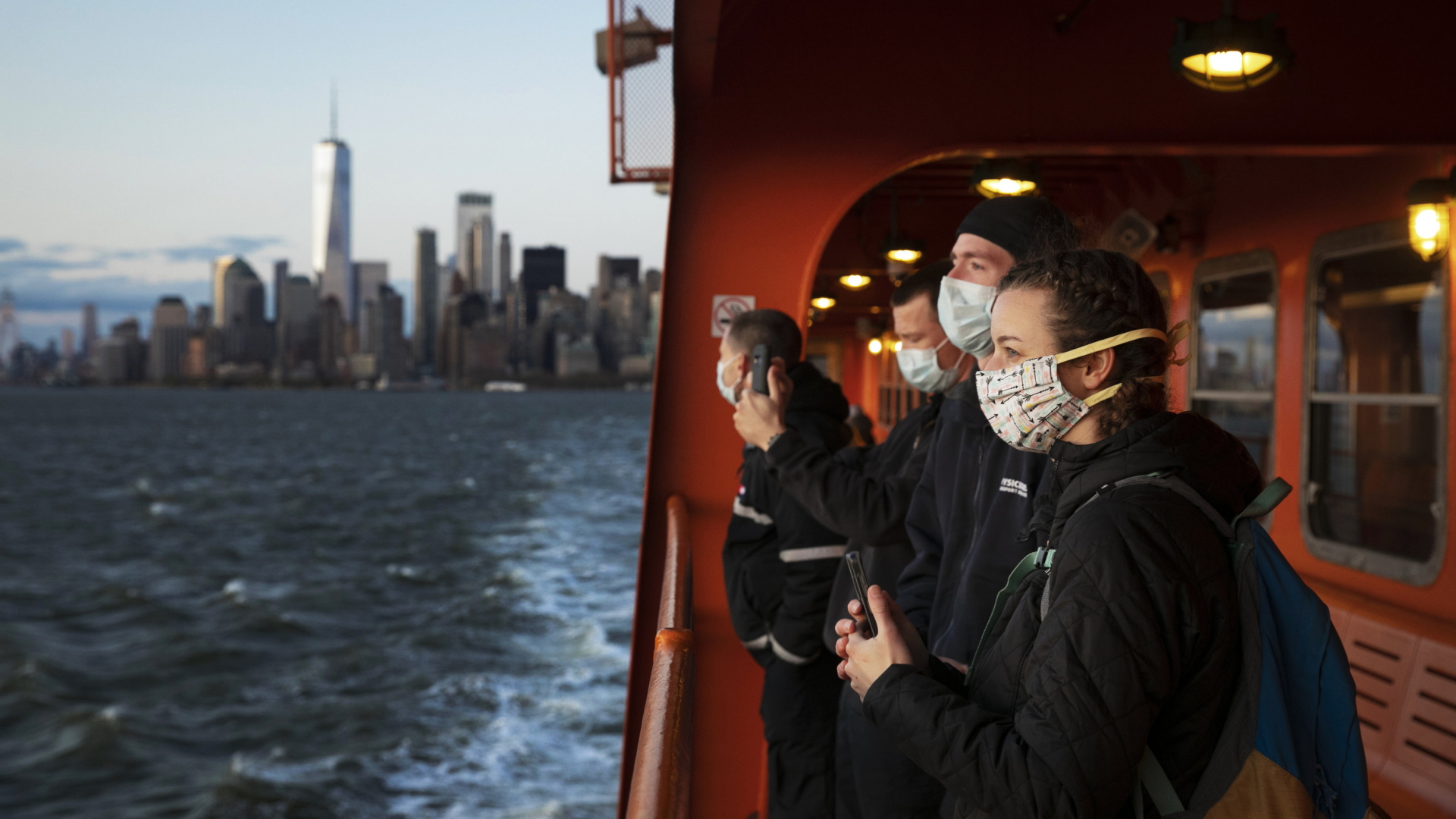 Eine Gruppe Menschen mit Mundschutz auf der Staten Island-Fähre. | AP