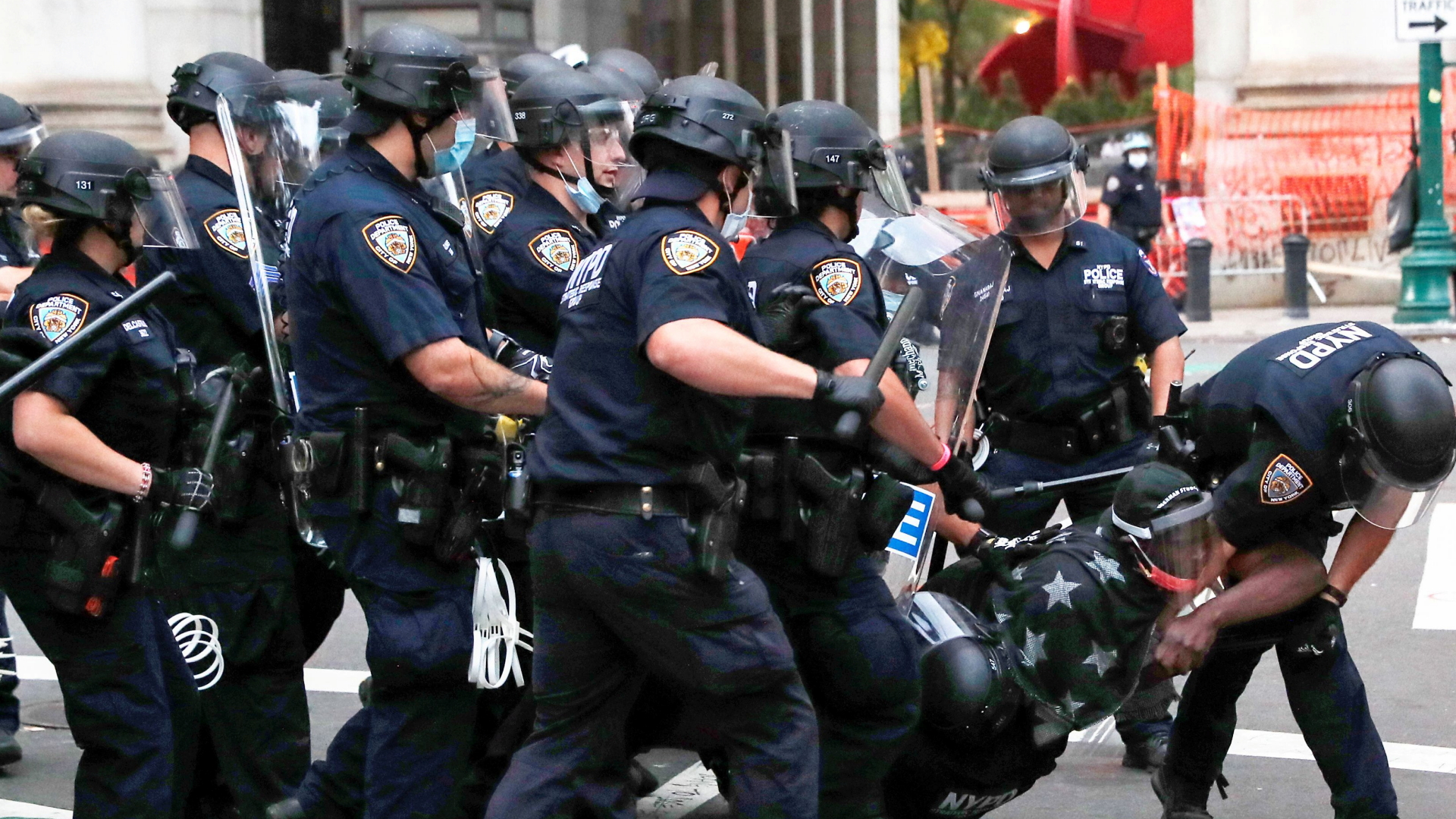 New Yorker Polizisten setzen einen Demonstranten bei einer Demo gegen rassistische Gewalt fest | REUTERS