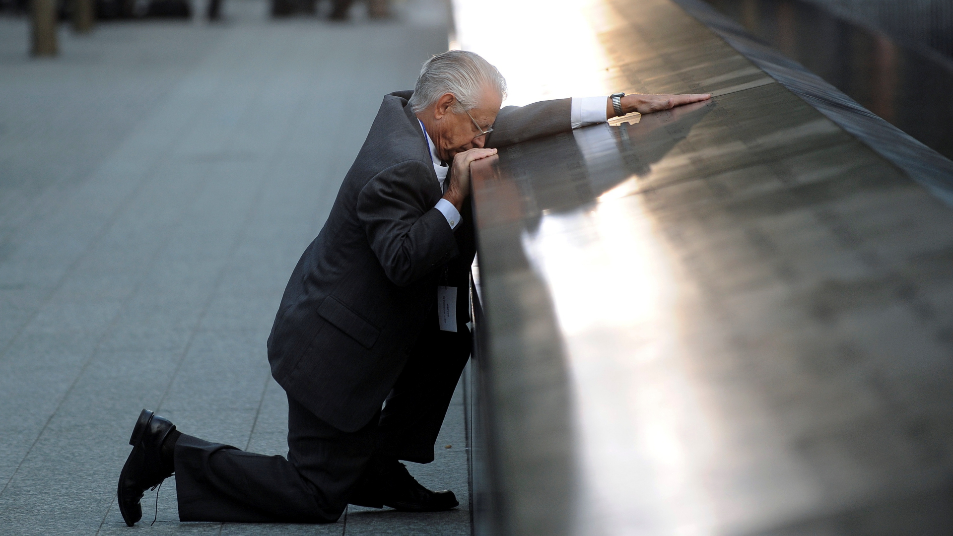 Ein Mann trauert um seinen bei den Anschlägen vom 11.9.2001 gestorbenen Sohn | REUTERS