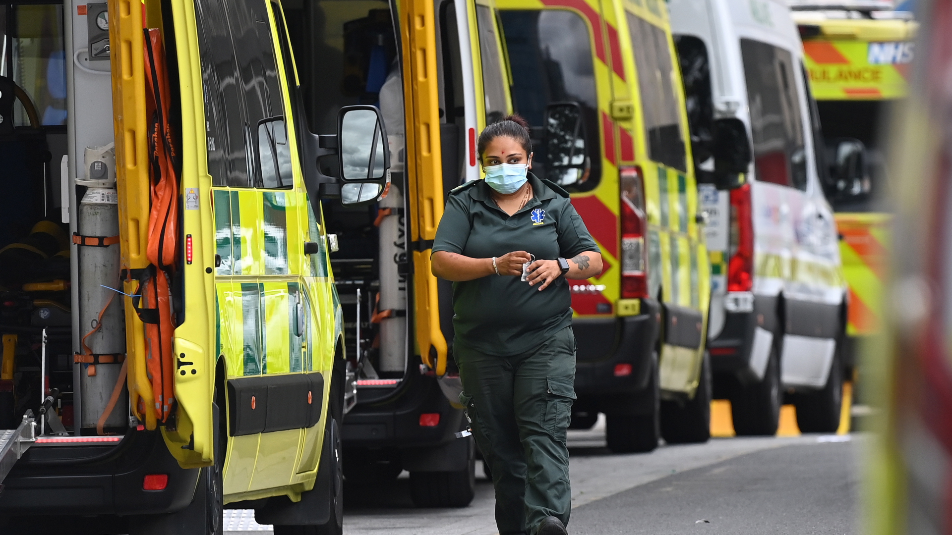 NHS-Krankenwagenpersonal vor dem Royal London Hospital | EPA