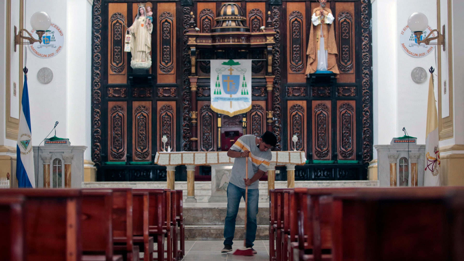 Ein Mann fegt die Matagalpa-Kathedrale nach einer Messe. | AFP