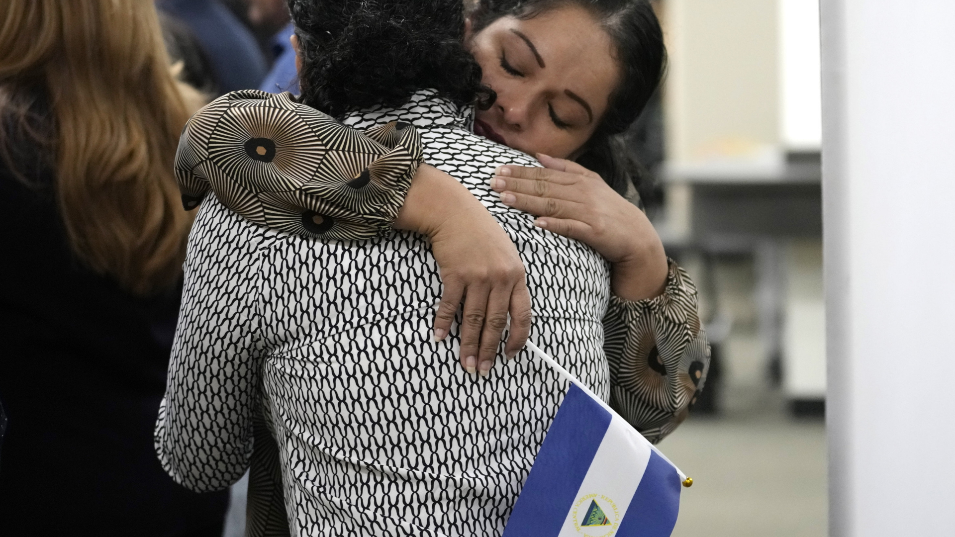 Miami: Zwei Regimekritikerinnen aus Nicaragua umarmen sich | AP