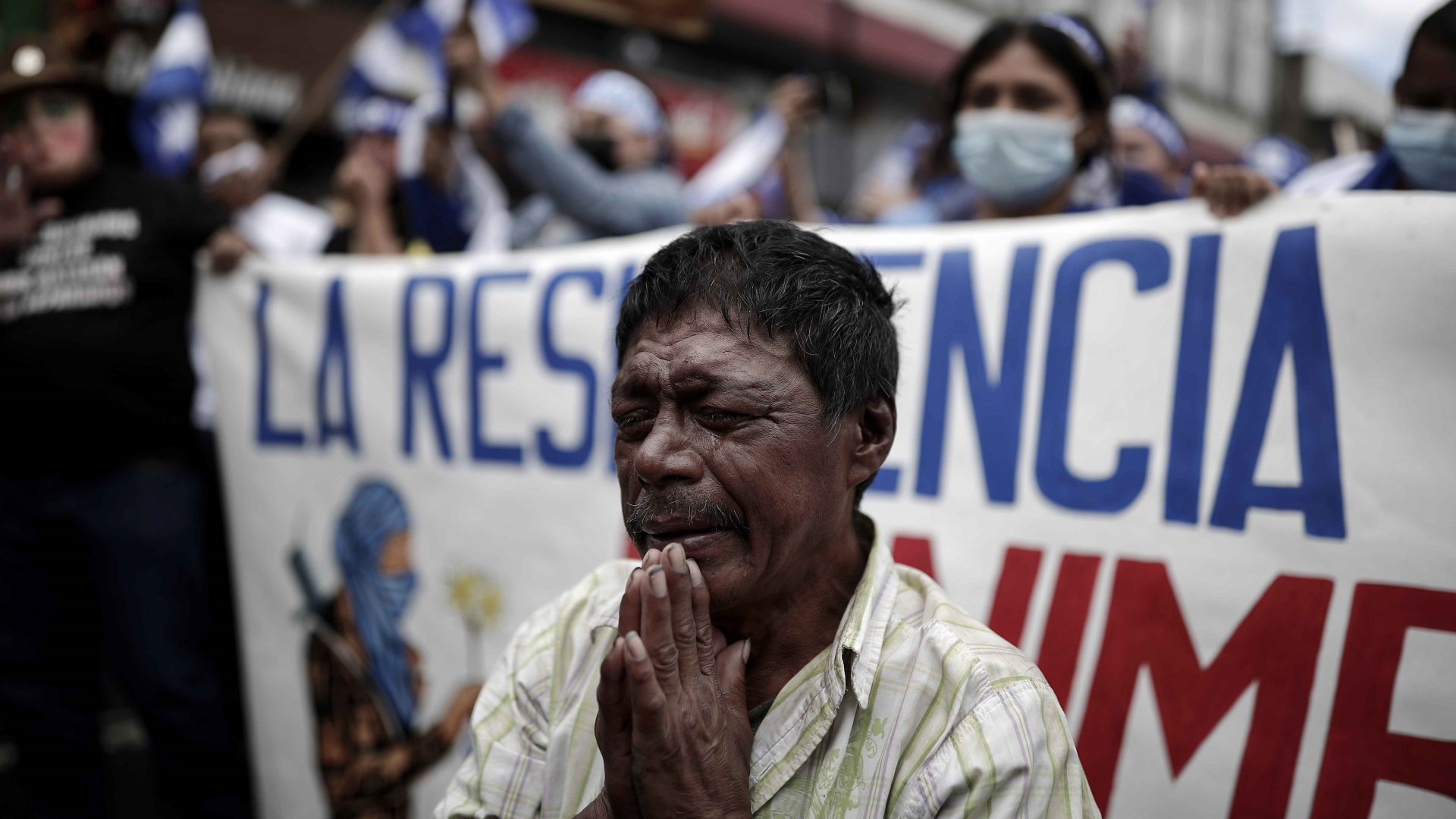 Ein Demonstrant bei Protesten in Costa Rica gegen den alten und neuen Präsidenten Nicaraguas Daniel Ortega  | Bildquelle: EPA