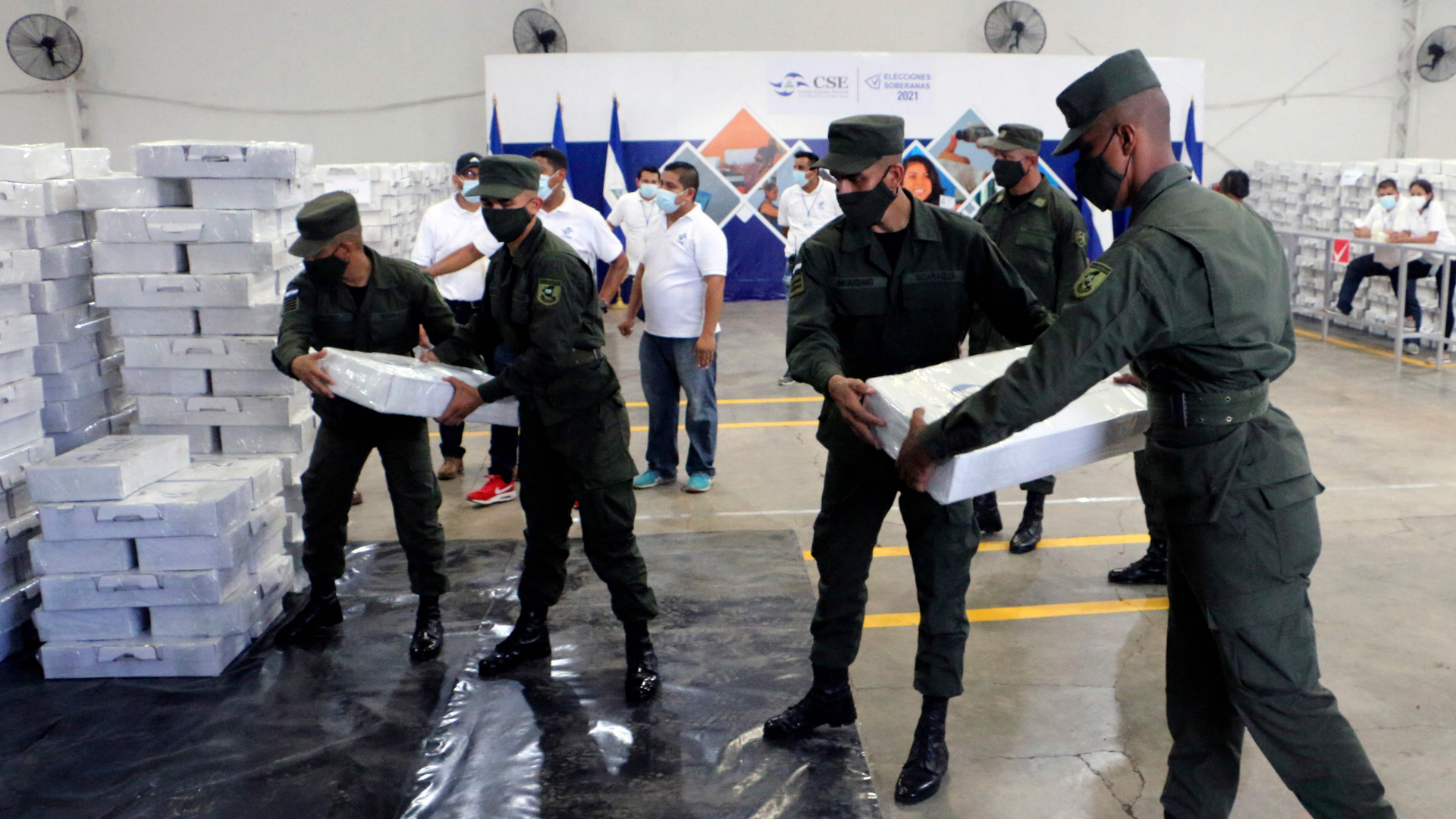 Soldaten der Armee Nicaraguas tragen Wahlurnen für die Präsidentschaftswahl am 7.1..2021 | AFP