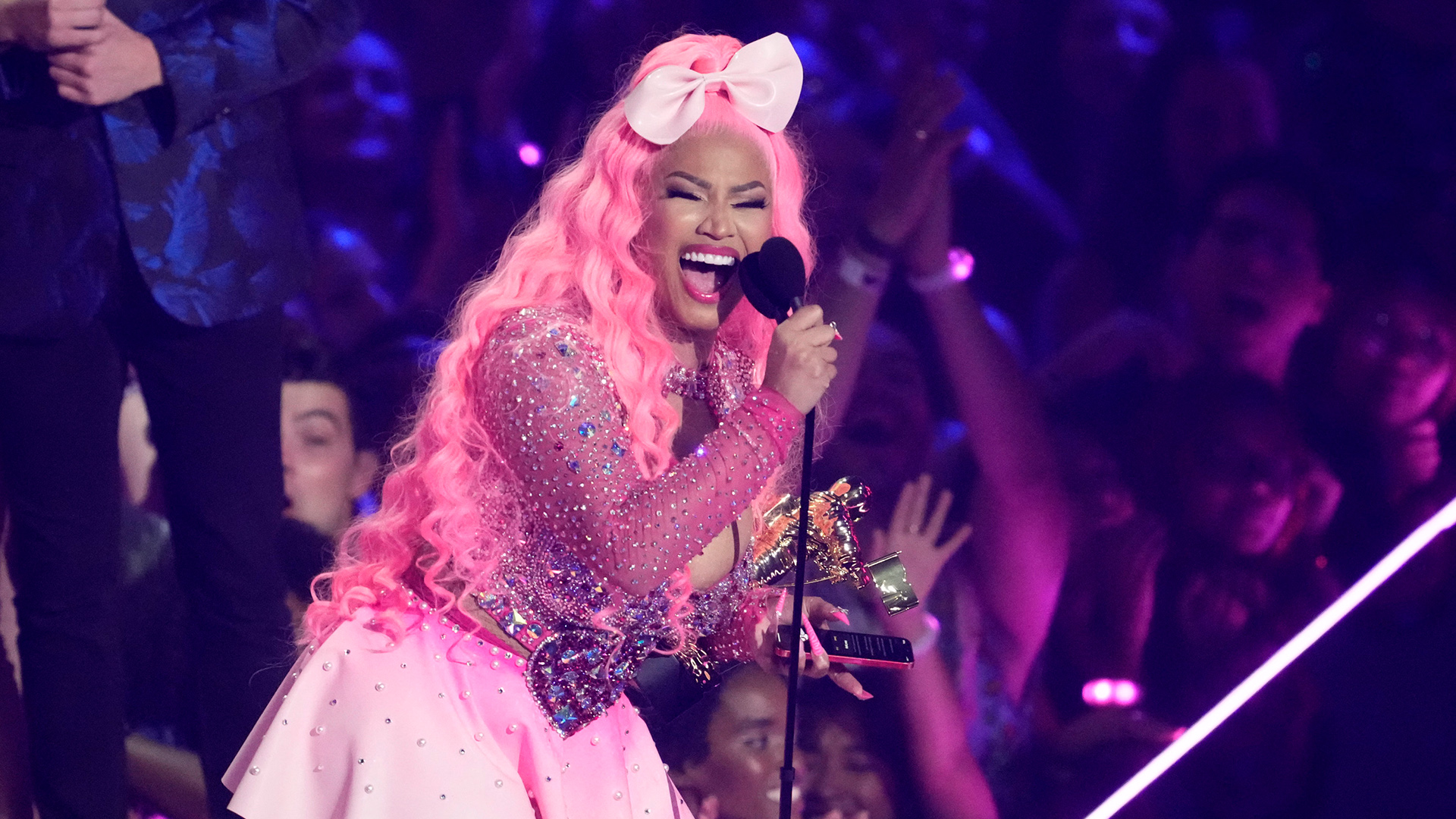 Nicki Minaj performt im rosafarbenen Outfit | AP