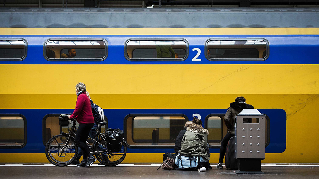 Ein Zug steht im Bahnhof von Amsterdam | dpa