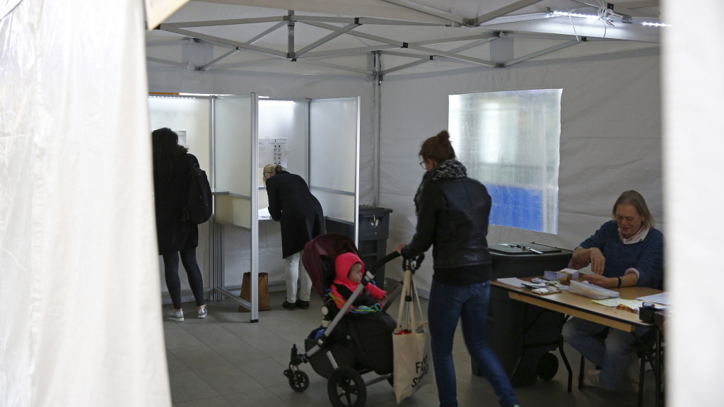 In einem Wahllokal am Hauptbahnhof in Utrecht stimmen Niederländer über das EU-Abkommen mit der Ukraine ab.