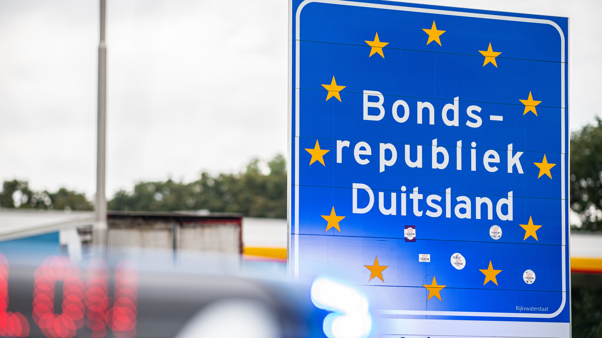 Ein Schild "Bondsrepubliek Duitsland" steht an einer niederländischen Straße. | dpa