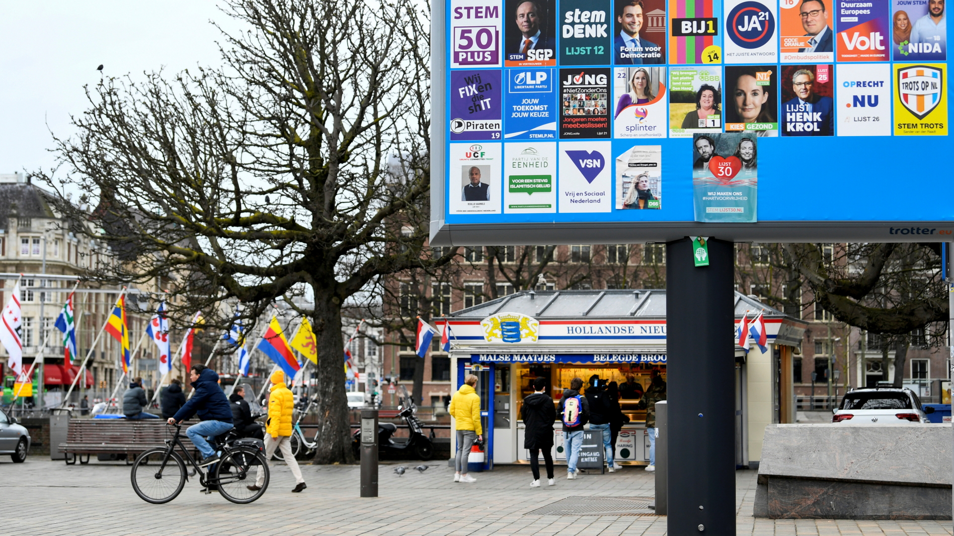 Eine Informationstafel zur Parlamentswahl vor einem Imbiss in Den Haag. | REUTERS