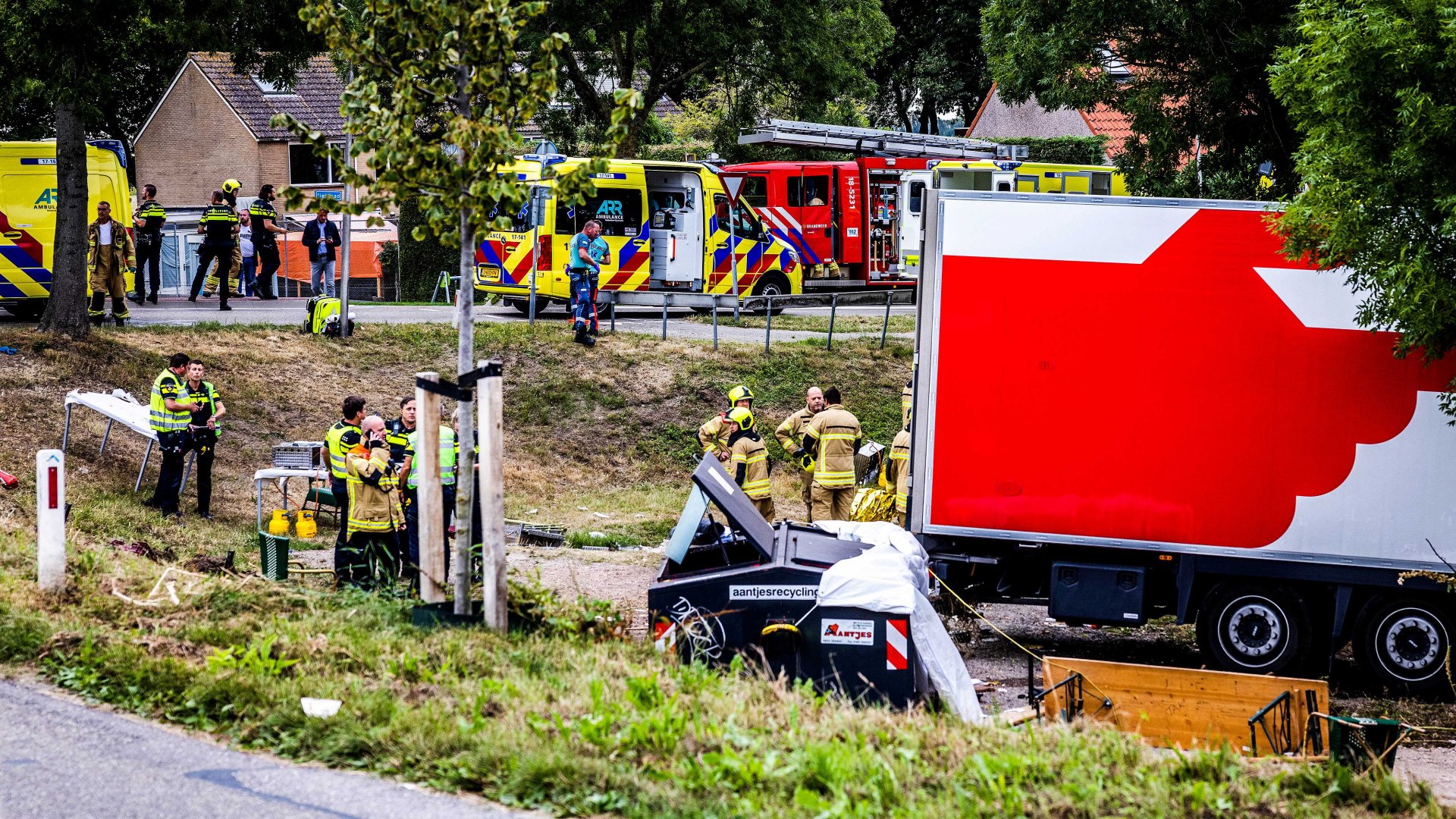 Im niederländischen Nieuw-Beijerland sind Rettungskräfte am Unfallort im Einsatz.  | dpa