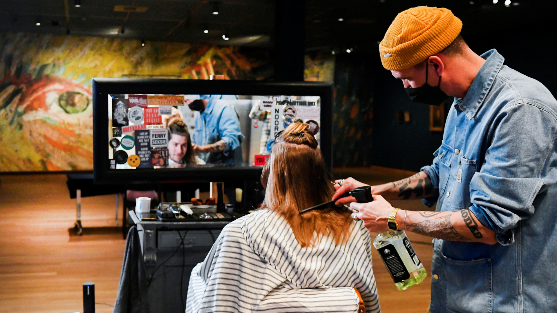 Im Rahmen einer Protestaktion werden einem Besucher im Van Gogh-Museum die Haare geschnitten | REUTERS