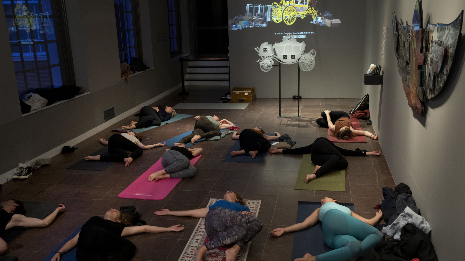 Besucher nehmen an einer Yoga-Stunde im Amsterdam Museum teil. | AP