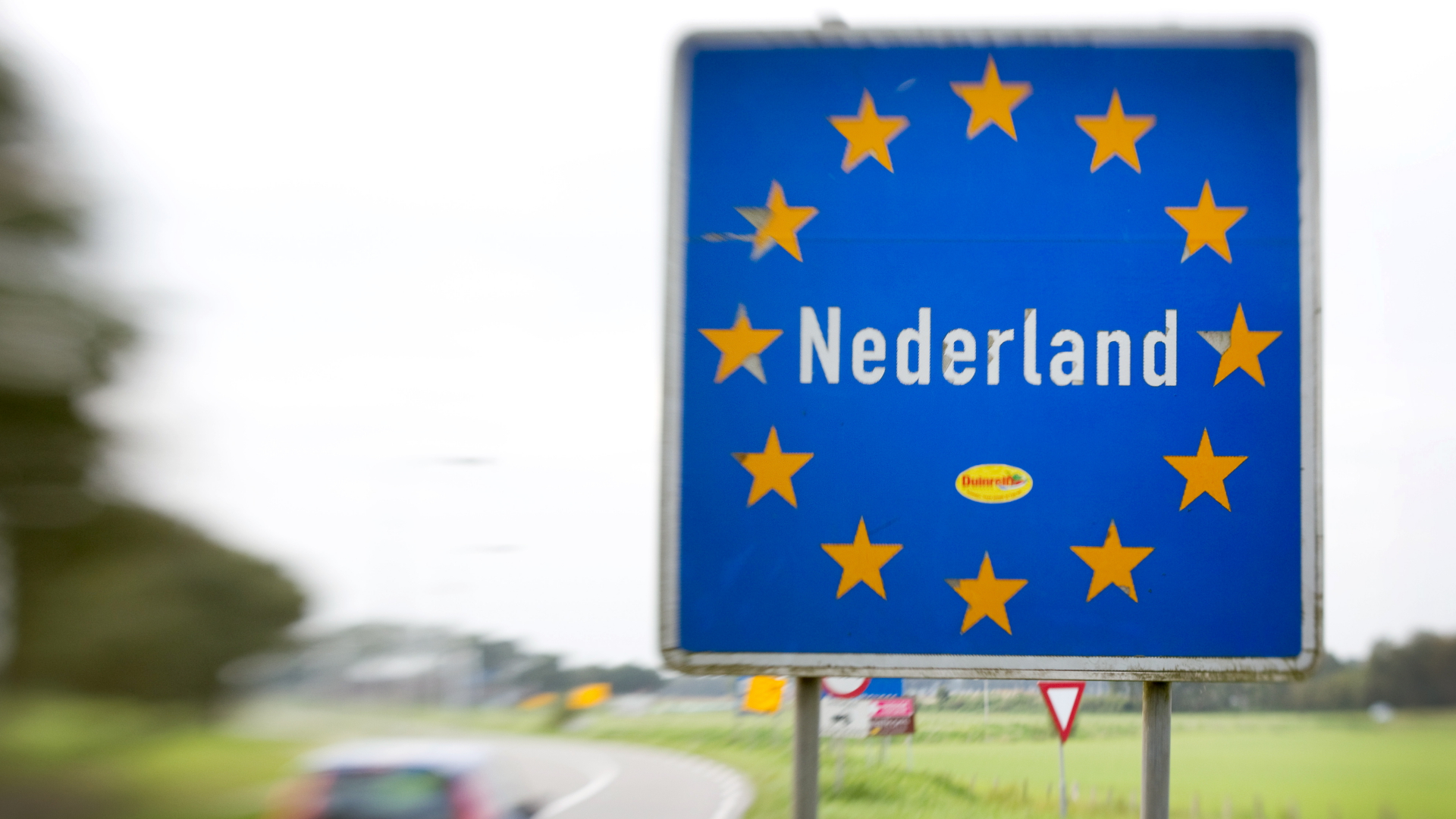 Ein Schild an der deutsch-niederländischen Grenze mit der Aufschrift Nederland. | dpa