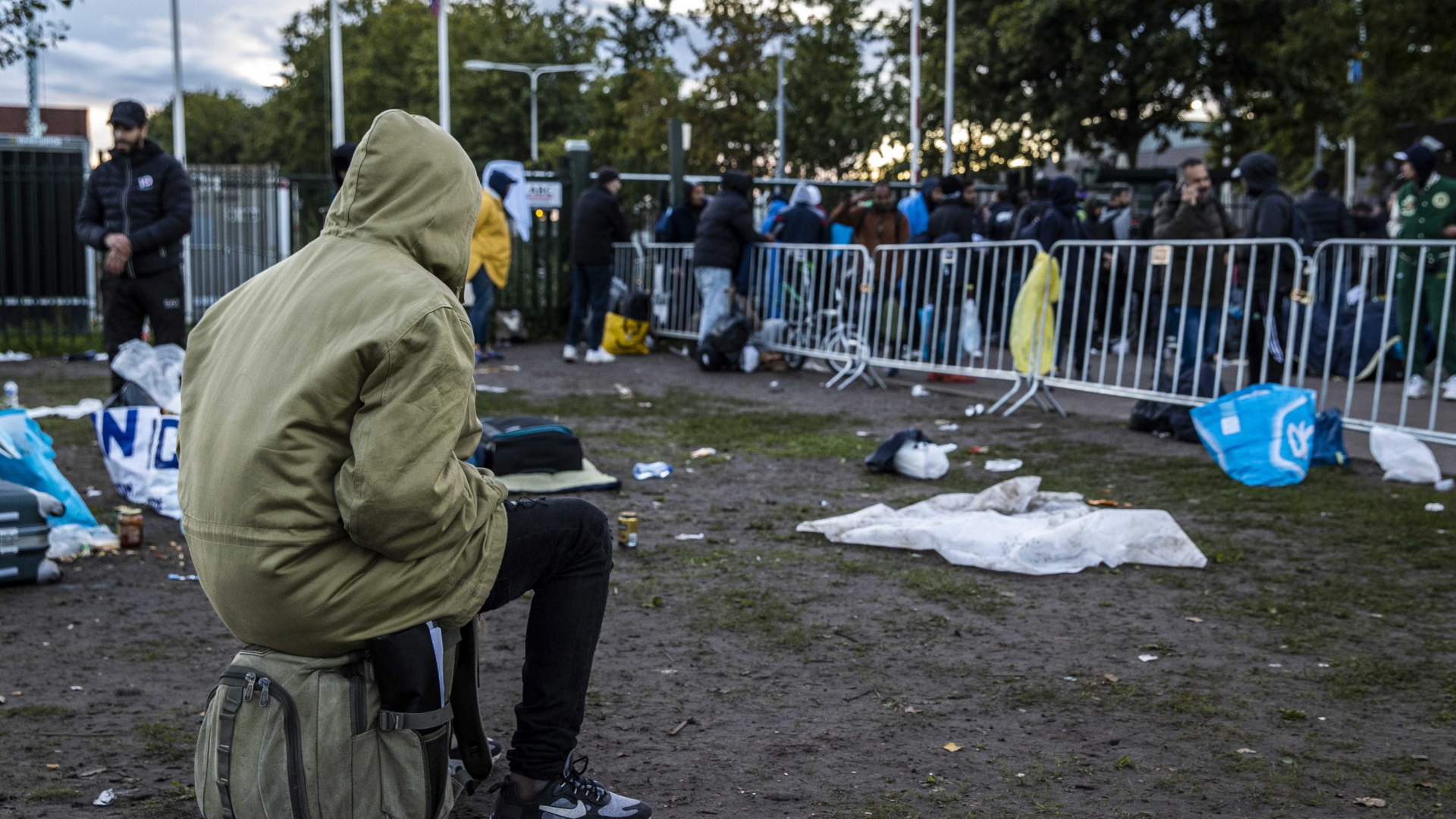 Ein Mann wartet darauf, in das überfüllte Flüchtlingslager Ter Apen (Niederlande) zu gelangen | EPA