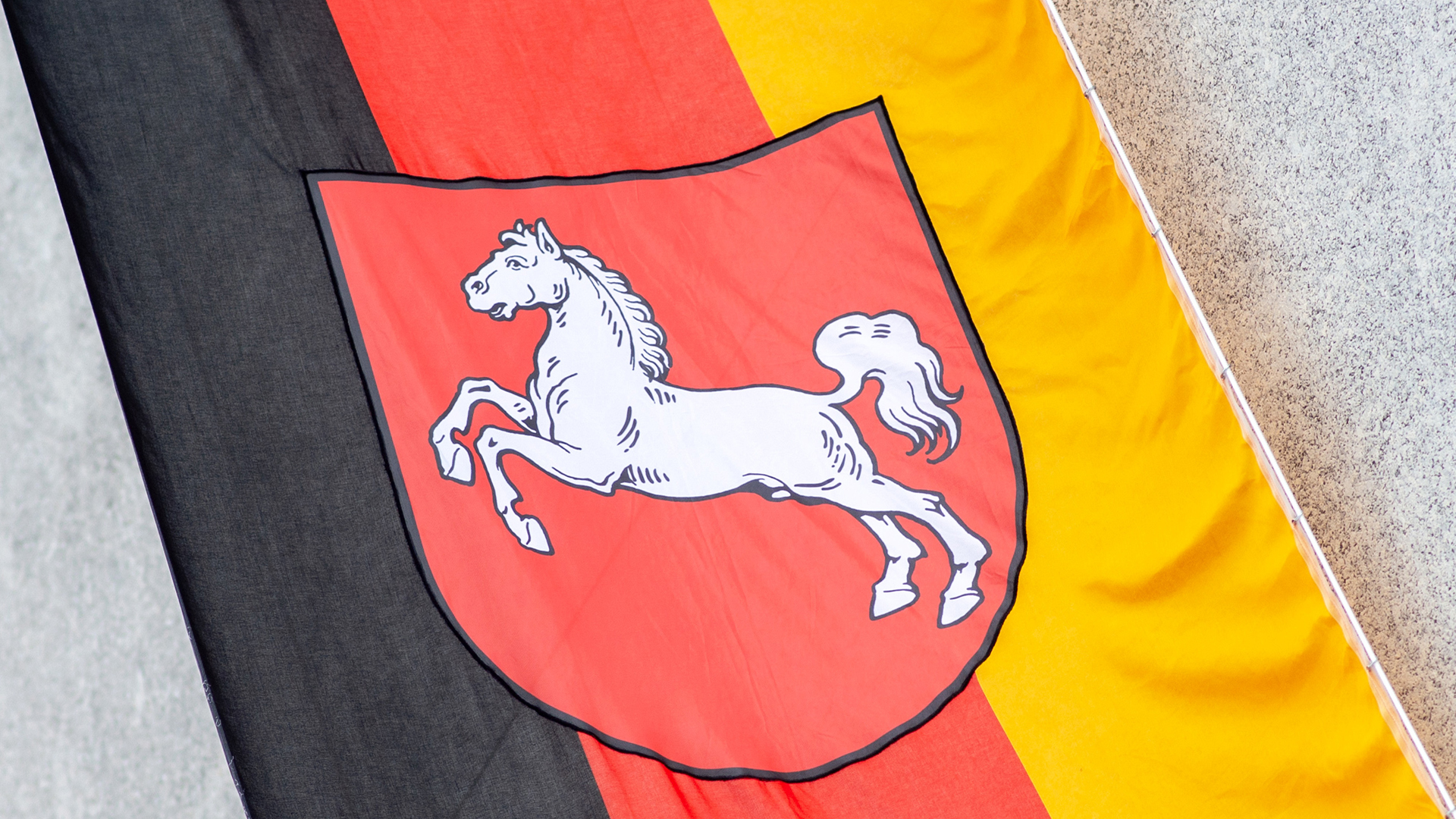 Fahne des Bundeslands Niedersachsen | picture alliance / dpa