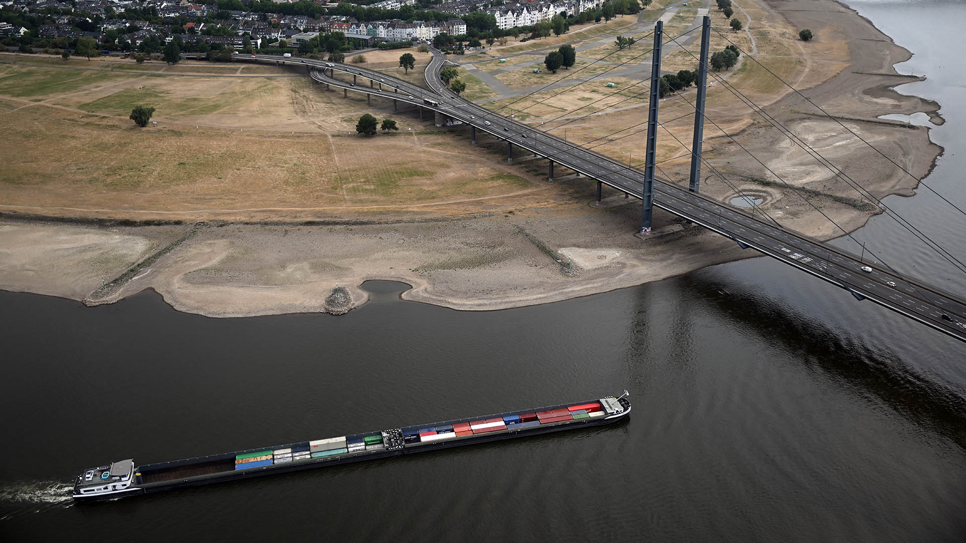 Ein Frachtschiff fährt auf dem Rhein in Düsseldorf. | dpa