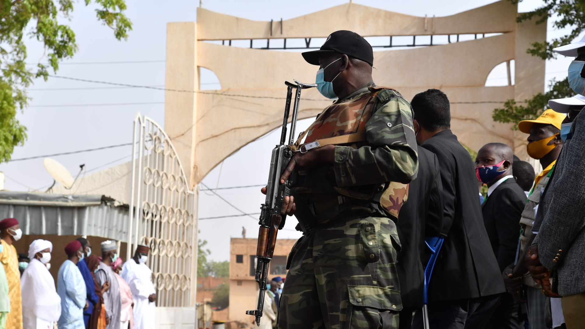 Ein bewaffneter Soldat in Nigers Hauptstadt Niamey (Archivbild von 2020). | AFP