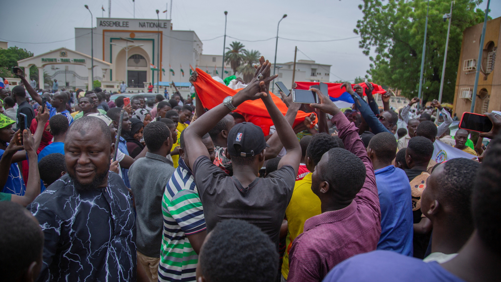 Hunderte Anhänger des Putsches versammeln sich in Niamey. (Aufnahme vom 27. Juli 2023)