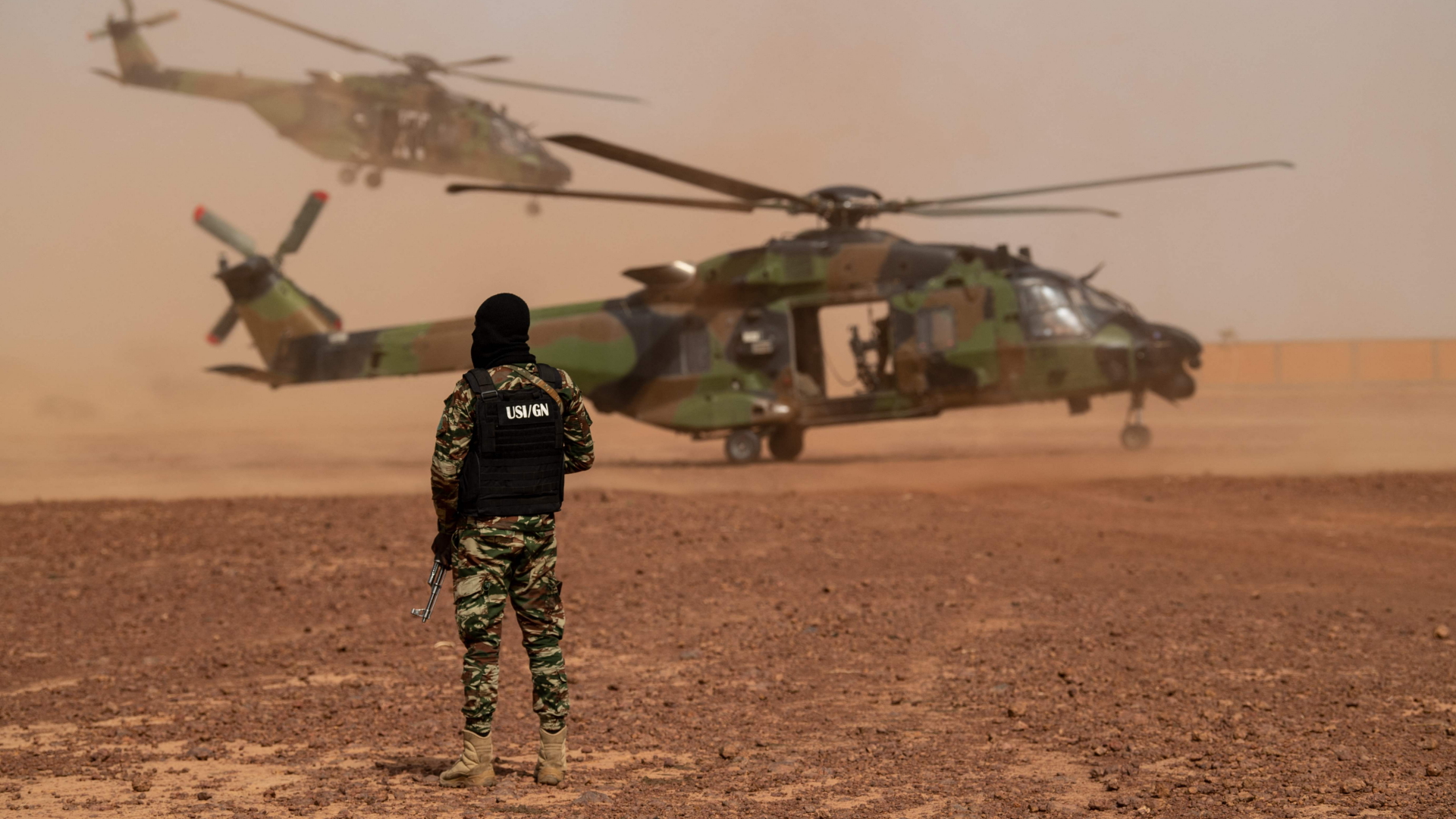 Ein Soldat der französischen Spezial- und Interventionseinheit der Nationalen Gendarmerie steht neben einem Hubschrauber auf der Militärbasis von Ouallam in Niger. | AFP