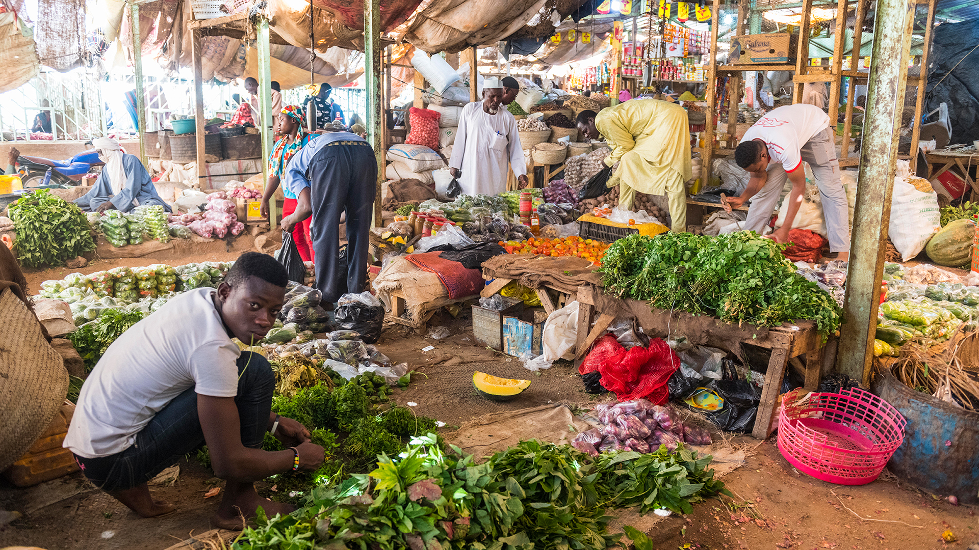 Gemüse wird auf einem Markt in Agadez (Niger) zum Verkauf angeboten (Archiv: September 2019)