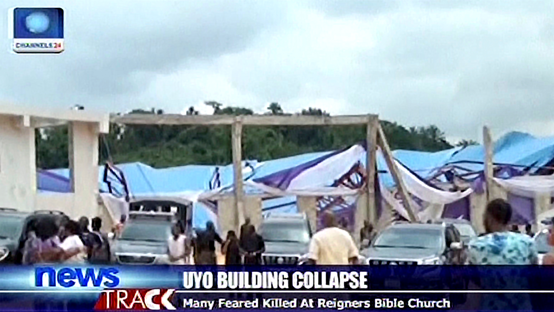 Viele Menschen starben beim Einsturz eines Kirchendachs im Süden Nigerias (Screenshot)