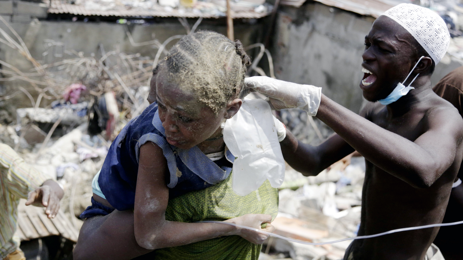 Ein Kind wird aus den Trümmern gerettet. | AP