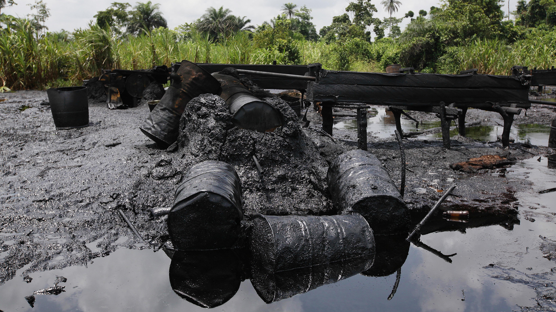 Dutzende Tote bei Explosion einer illegalen Raffinerie im Südosten Nigerias