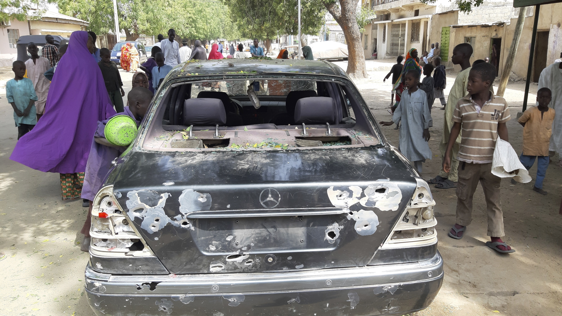 Ein bei einem Angriff Bewaffneter von Schüssen durchlöchertes Autowrack in Maiduguri im Nordosten Nigerias (Februar 2021). | dpa