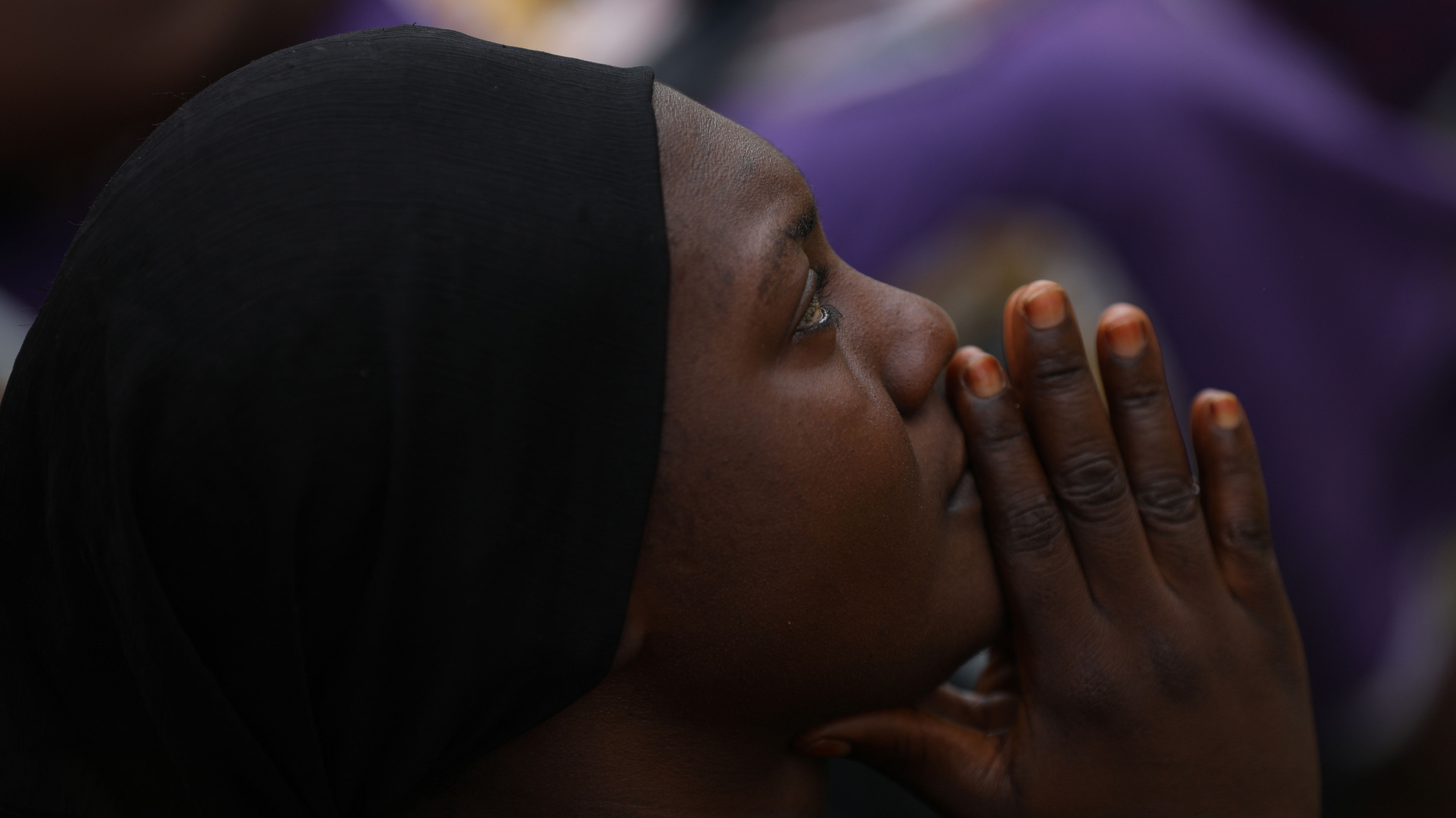 Eine Mutter im Nordwesten Nigerias betet für entführte Schulkinder | AFP
