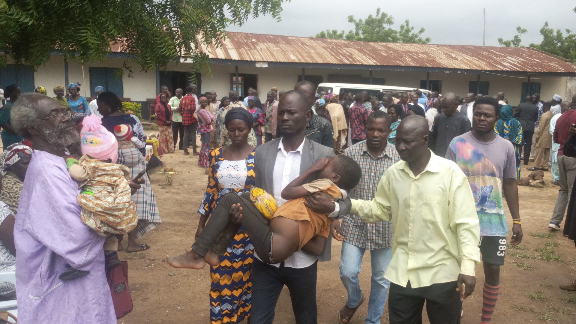 Nach einer Geiselnahme in Nigeria kümmern sich Eltern um ihre freigelassenen Kinder | AP