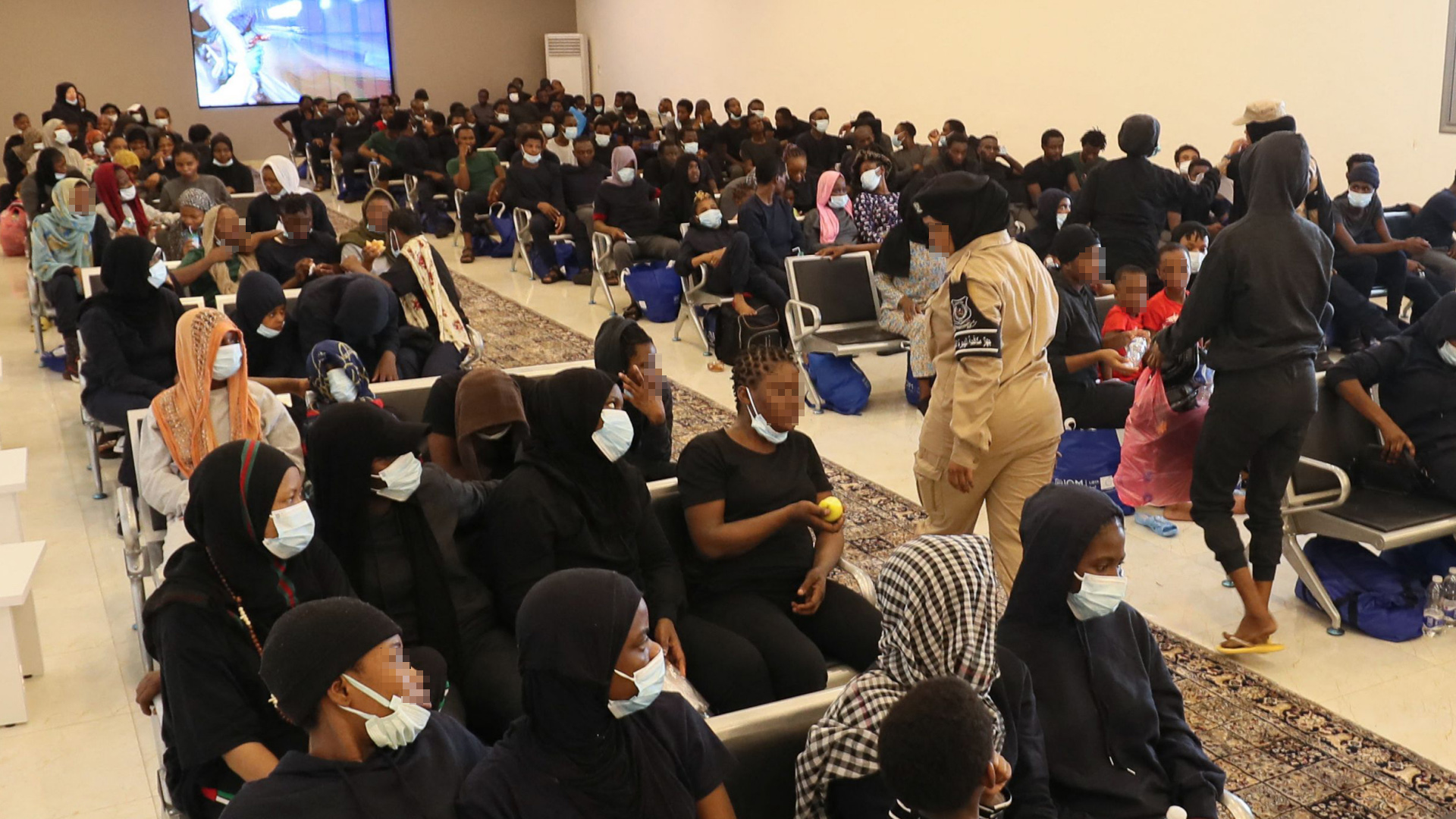 Nigerianische Migranten warten auf ihre Ausreise aus Libyen