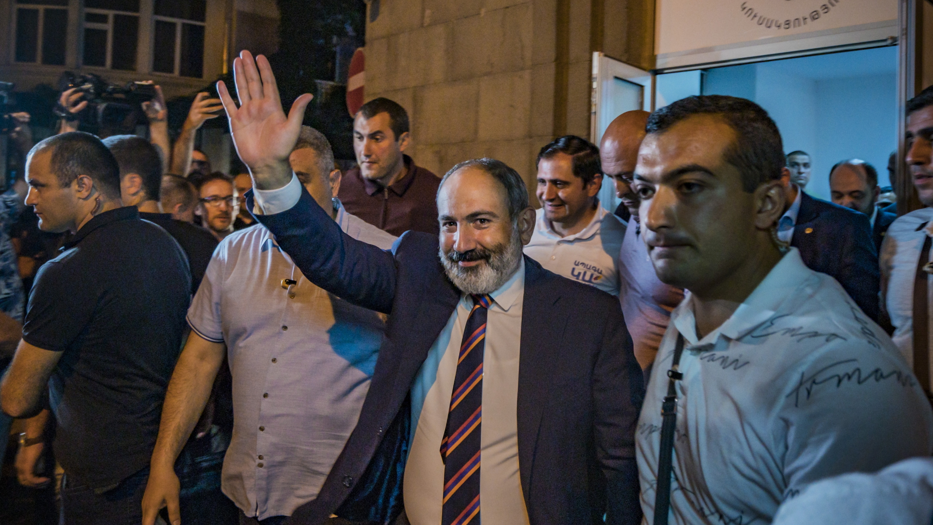 Armeniens Regierungschef Nikol Paschinjan winkt nach seinem Wahlsieg.