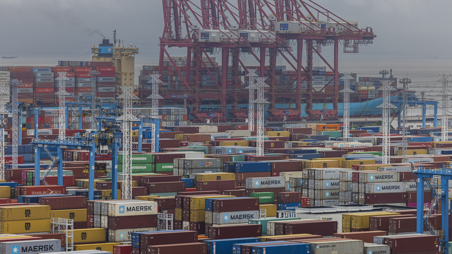 Container stehen auf einem Areal des Hafenverbandes Ningbo. | EPA