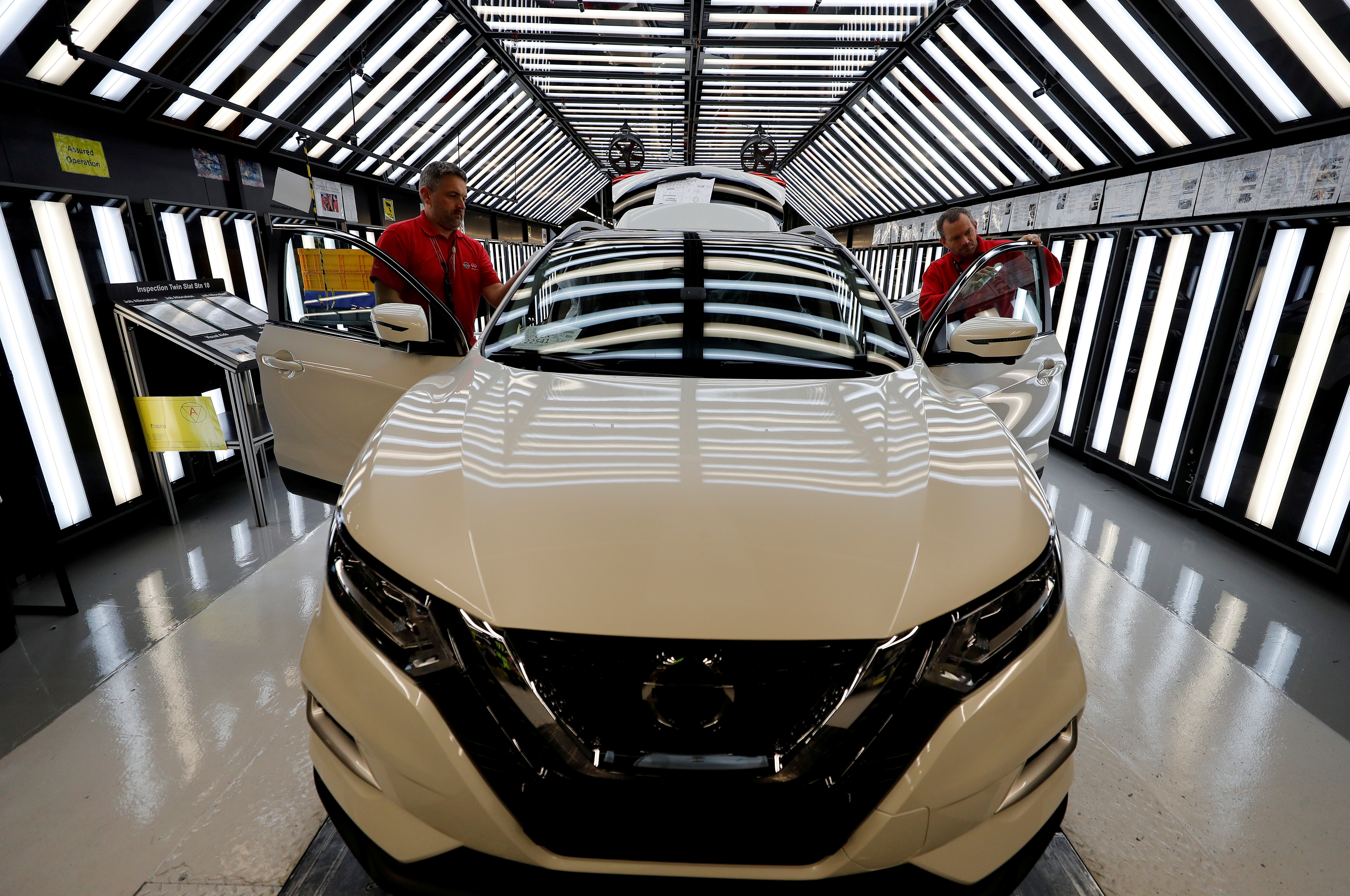 Mitarbeiter montieren ein Auto im Nissan-Werk in Sunderland | REUTERS