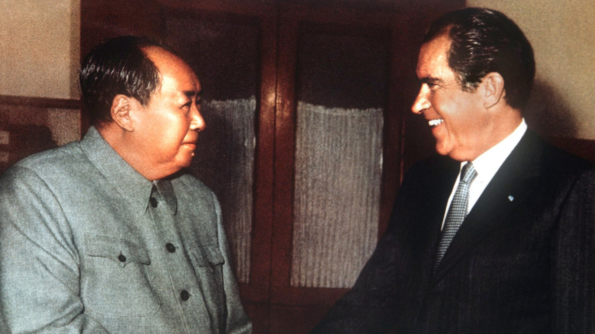 Mao Zedong begrüßt am 21.Februar 1972 den US-amerikanischen Präsidenten Richard Nixon in Peking (China). | picture alliance / dpa