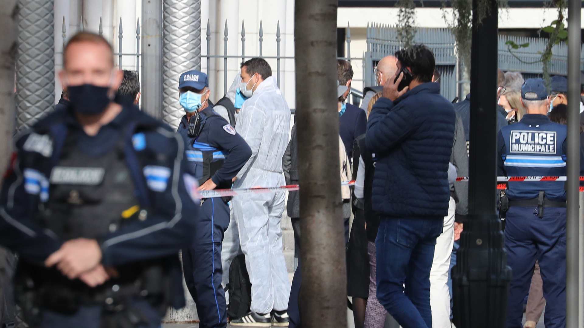Polizisten in Nizza riegeln den Tatort ab. | Bildquelle: AFP