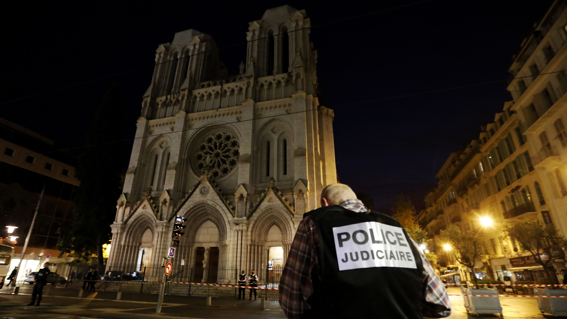 Polizeilich Untersuchungen vor der Kathedrale Notre Dame in Nizza  | Bildquelle: SEBASTIEN NOGIER/EPA-EFE/Shutter