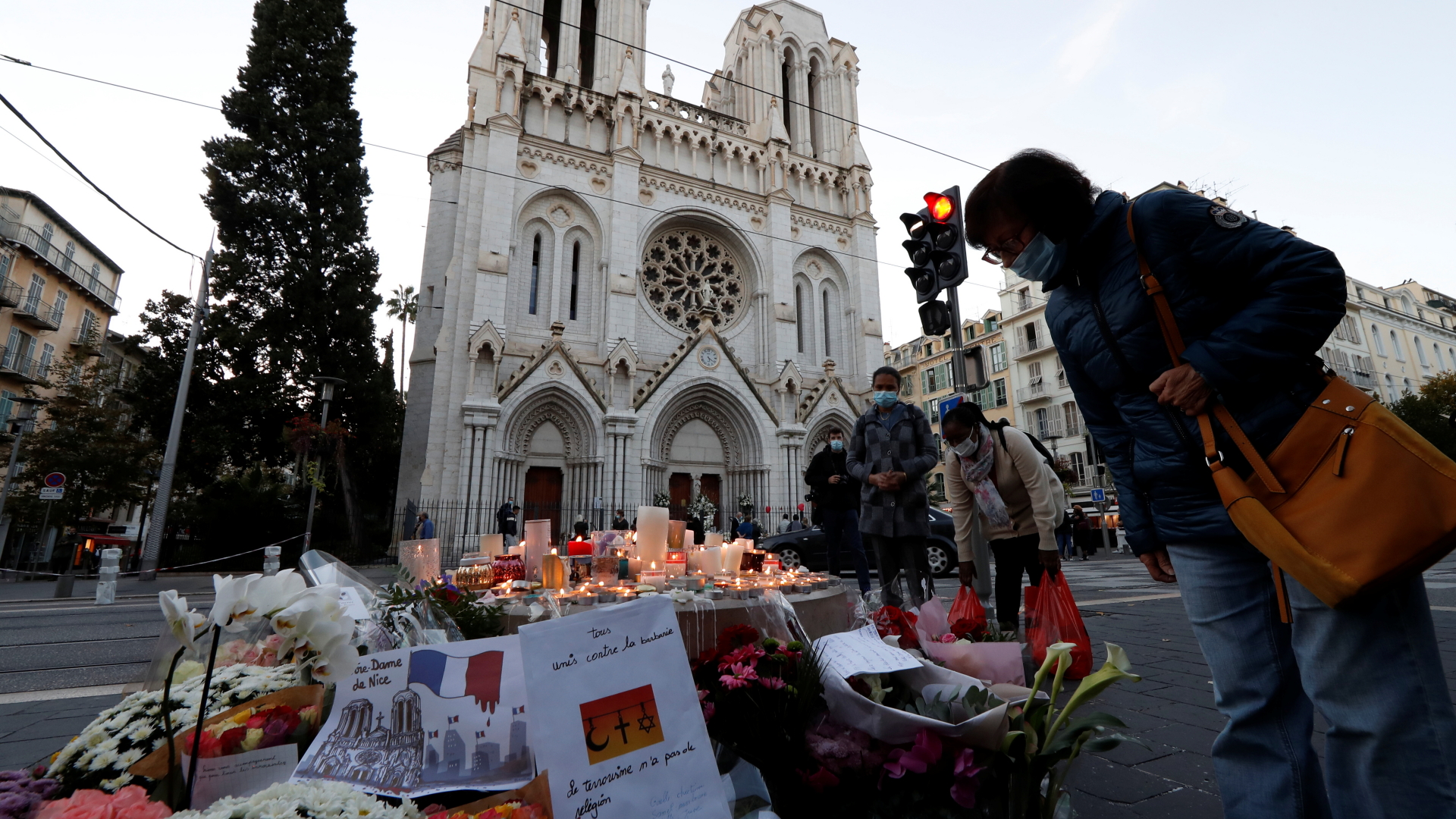Vor der Kathedrale in Nizza legten Menschen Blumen nieder | REUTERS