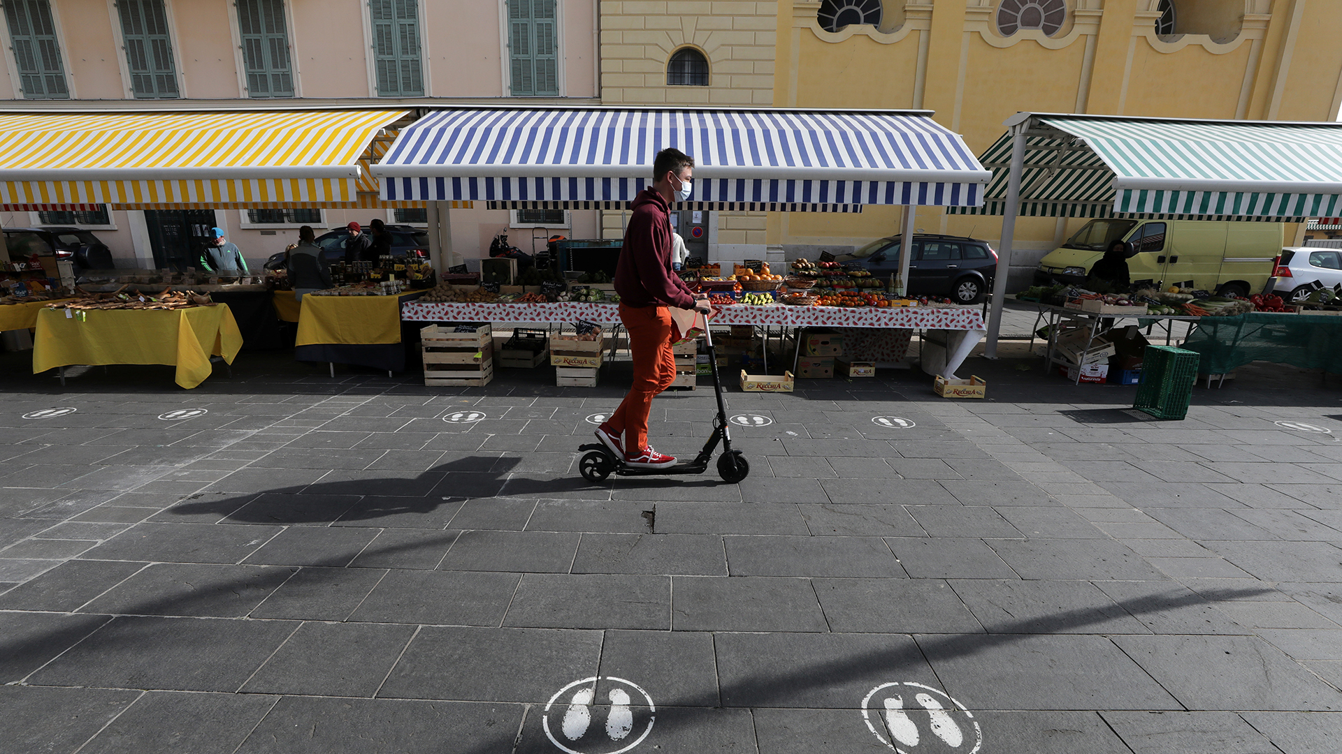 Ein Scooter-Fahrer in Nizza | REUTERS