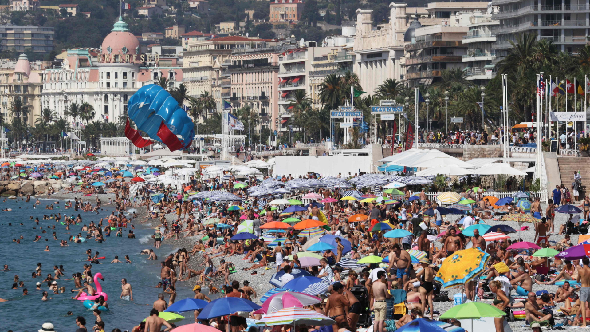Badegäste am Strand entlang der "Promenade des Anglais" in Nizza | dpa