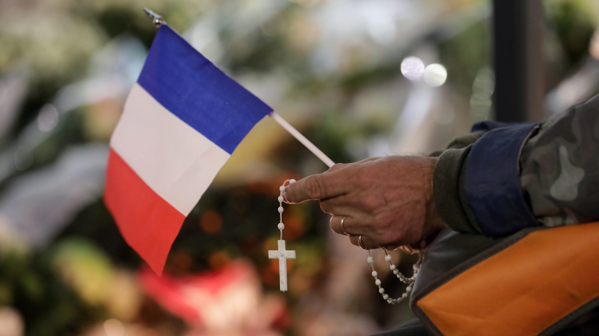 Ein Mann betet vor der Kirche Notre Dame im französischen Nizza, wo ein Mann drei Menschen getötet hatte. | Bildquelle: REUTERS