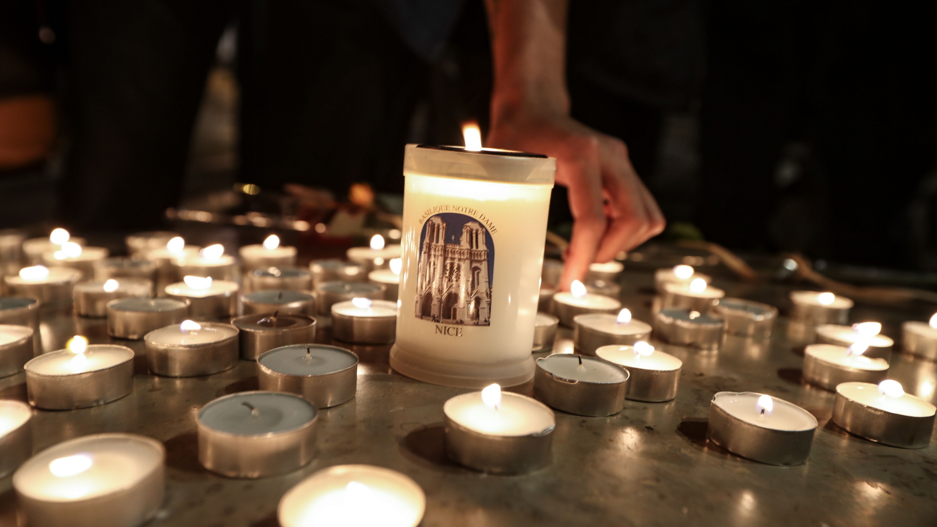 Trauer an der Notre Dame Kirche in Nizza. | Bildquelle: AFP