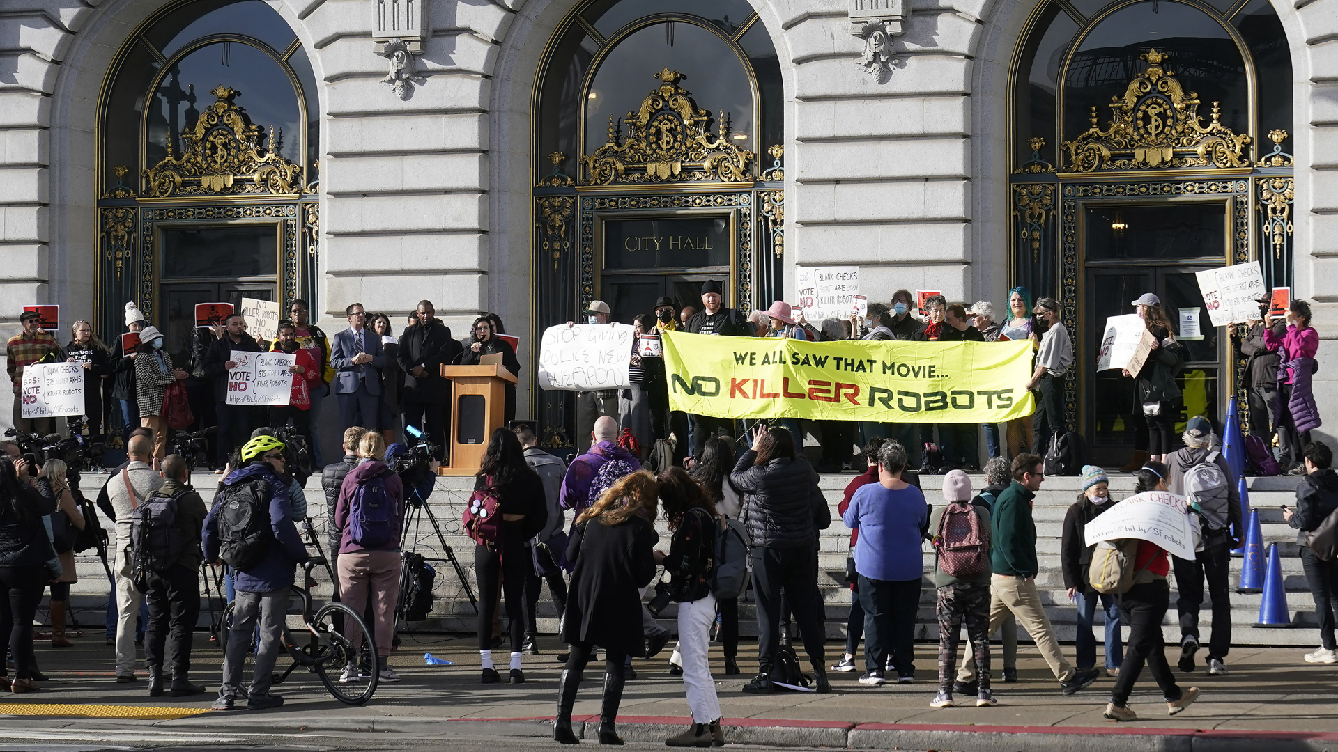 Demonstrierende mit einem Spruchbanner vom Rathaus von San Francisco | AP